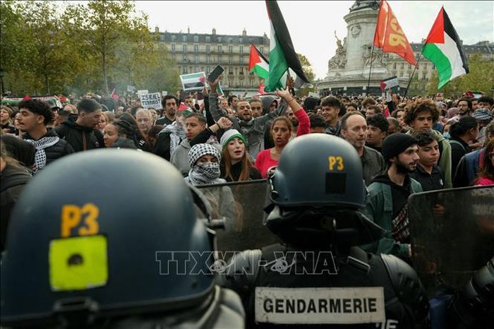 Cảnh sát Pháp được triển khai để ngăn chặn những người biểu tình quá khích tại Paris, Pháp, ngày 12/10/2023. Ảnh: AFP/TTXVN