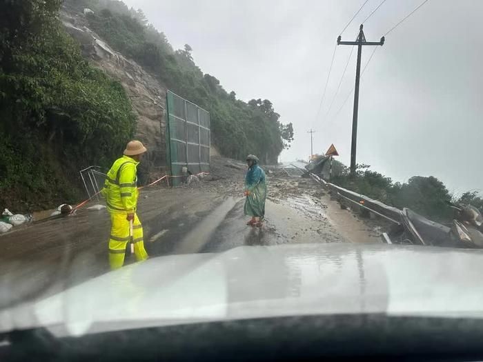 Lực lượng CSGT Công an TP Đà Nẵng chốt chặn tại điểm sạt lở trên đèo Hải Vân
