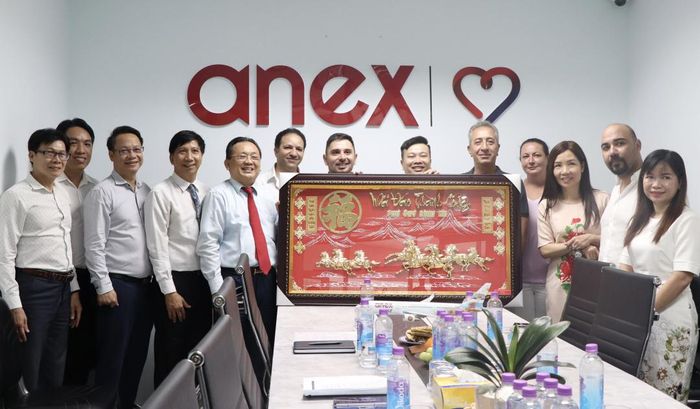 Ông Lê Hữu Hoàng tặng tranh chúc mừng Công ty TNHH Thương mại và Du lịch Anex Việt Nam.