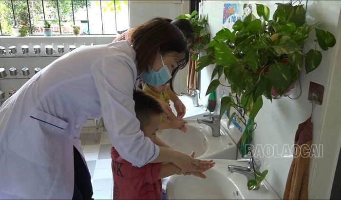 Ngành y tế hỗ trợ trường học hướng dẫn học sinh rửa tay với xà phòng để phòng dịch. 