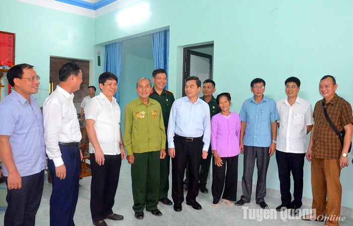 Các đại biểu dự chương trình tham quan ngôi nhà của CCB Hà Tiến Bách.