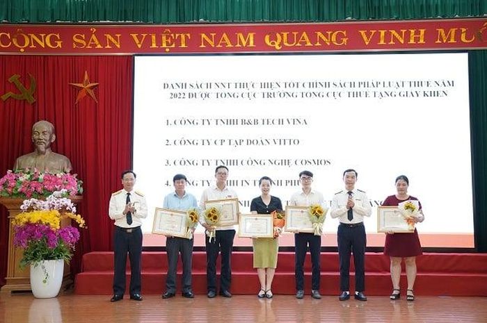 Lãnh đạo Cục Thuế Vĩnh Phúc trao Giấy khen và tặng hoa chúc mừng các doanh nghiệp được Tổng cục Thuế khen tặng. (Ảnh: Cục Thuế Vĩnh Phúc) 