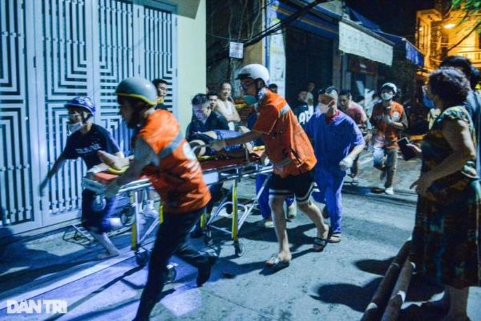Bóng áo cam của các thành viên Đội FAS Angel tất bật đưa các nạn nhân thoát khỏi đám cháy.