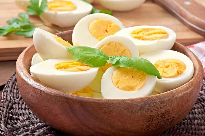 Trứng cung cấp vitamin B12, giúp duy trì và phục hồi sức khỏe tóc.