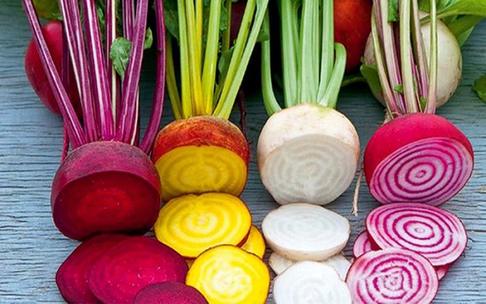 Các loại rau lá xanh như rau chân vịt, bông cải xanh, bắp cải… giàu sắt, folate, vitamin, canxi giúp tóc khỏe mạnh, giảm nguy cơ bạc và gãy rụng