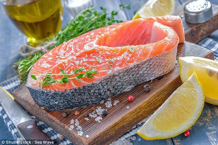 Các loại cá béo như cá hồi, cá ngừ, cá mòi bổ sung vitamin D, omega 3 và protein cho cơ thể, hỗ trợ ngăn tóc bạc sớm và giúp chúng thêm chắc khỏe, mềm mượt