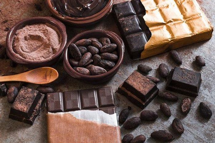 Chocolate đen cũng chứa đồng hỗ trợ sản xuất melanin, tế bào sắc tố làm nên màu da, tóc