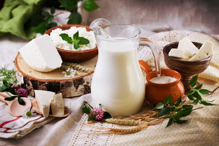 Sữa và các chế phẩm từ sữa: Chứa nhiều vitamin B12, canxi, protein và nhiều chất dinh dưỡng khác hỗ trợ sản xuất melanin