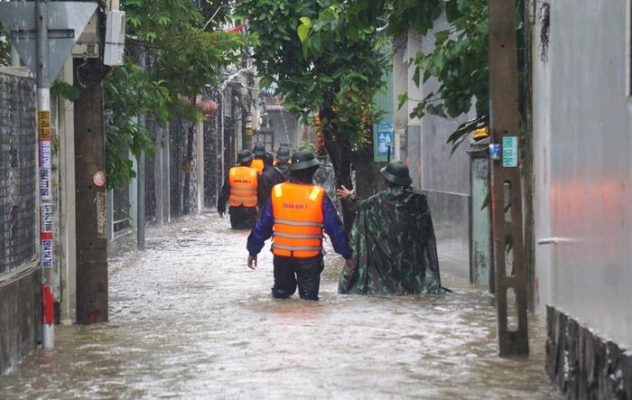 Khu vực đường Mẹ Suốt ví như rốn lũ của Đà Nẵng mỗi mùa mưa đến. Tại đây, trong đợt ngập này có nơi nước sâu hơn 1m. Các chiến sĩ vượt qua dòng nước, tiếp cận từng ngõ, hẻm để ứng cứu người dân.