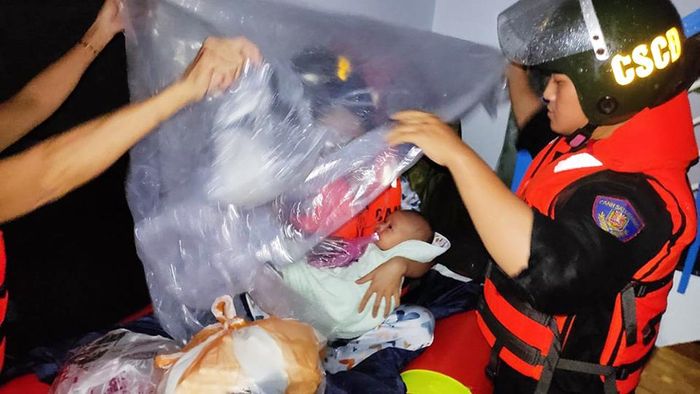 Trong số những hộ bị ngập này có trẻ nhỏ. Ảnh: T.S