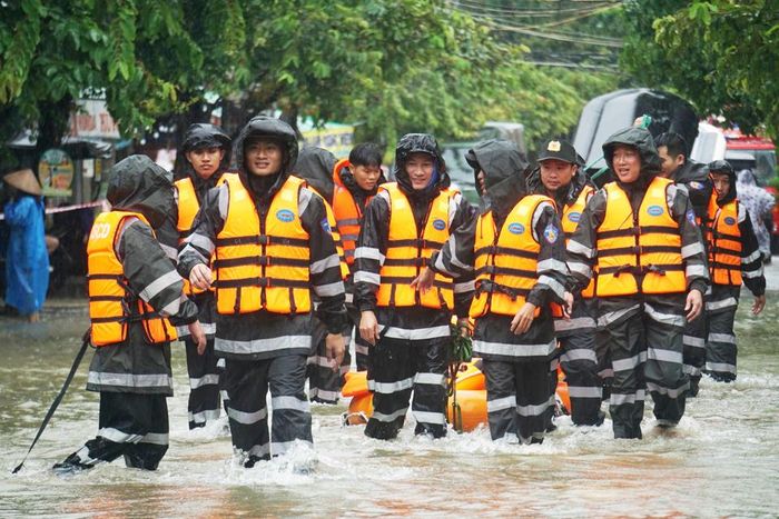 Các lực lượng công an, quân đội, chính quyền địa phương đã dùng xuồng cứu hộ đi sâu vào các ngõ, hẻm ở đường Mẹ Suốt (phường Hòa Khánh Nam, quận Liên Chiểu) để tiếp tục sơ tán người dân vùng ngập sâu đến nơi an toàn.