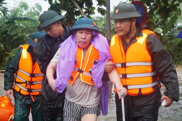 Nỗ lực dìu một người lớn tuổi gặp vấn đề về sức khỏe. 