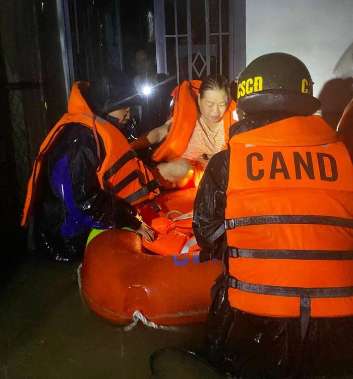 Lực lượng Cảnh sát cơ động - Công an TP Đà Nẵng hỗ trợ sơ tán người dân bị ngập trên tuyến đường Mẹ Suốt vào đêm 13/10. Ảnh: T.S