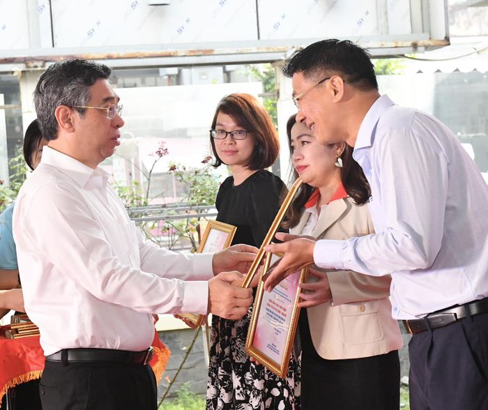 Phó Bí thư Thành ủy TPHCM Nguyễn Phước Lộc trao cảm ơn các đơn vị, cá nhân đóng góp cho Quỹ "Vì người nghèo" thành phố. Ảnh: VIỆT DŨNG
