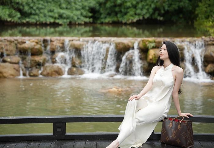 Cũng trong chuyến du lịch Tây Bắc lần này, Hải Yến chọn diện nhiều mẫu đầm lụa cổ yếm mang đến vẻ đẹp dịu dàng, nền nã nhưng cũng không kém phần gợi cảm.