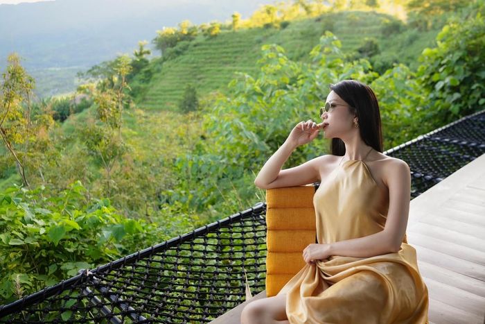 "Tiên nữ nào đang hạ phàm đây", "Cảnh đẹp, người đẹp, váy đẹp, còn gì bằng nữa em ơi", "Cô tiên của núi rừng đấy à", "Dáng xuất sắc luôn chị đẹp ơi",.... là những bình luận của cư dân mạng dưới bài đăng của Hải Yến.