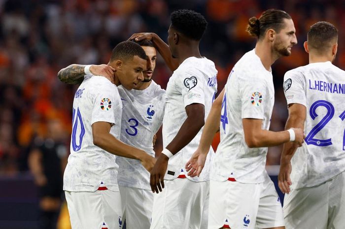 Đồng đội chúc mừng Mbappe