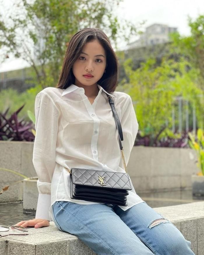 Mỹ nhân phim Đất rừng phương nam cũng khiến bao con tim "say nắng" khi chọn diện sơ mi trắng phối cùng quần jeans bạc màu. Điểm tô cho vẻ ngoài, cô nàng thêm thắt túi đeo chéo và kính mắt thời thượng.