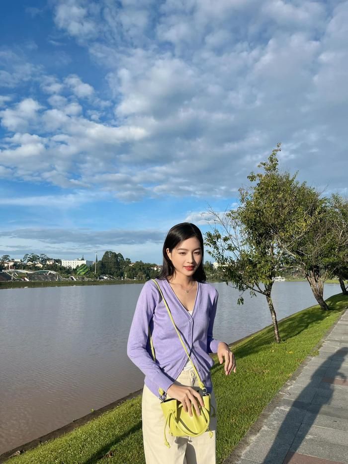 Cô nàng khoe làn da trắng đến "phát sáng" trong chiếc áo màu tím pastel.