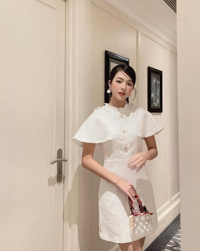 Không chỉ trên màn ảnh, người đẹp Út Trong còn mê mẩn phong cách thời trang đơn giản với tông màu trang nhã, đậm chất nàng thơ trong cuộc sống thường nhật. 