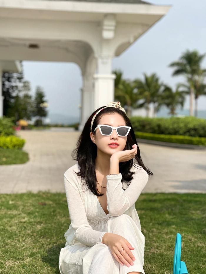 Lướt ngang tủ áo của Bích Ngọc, không khó để nhận ra cô nàng là một tín đồ của sắc trắng. Từ quần, váy, áo đến phụ kiện nữ diễn viên luôn ưu tiên diện gam màu này. 