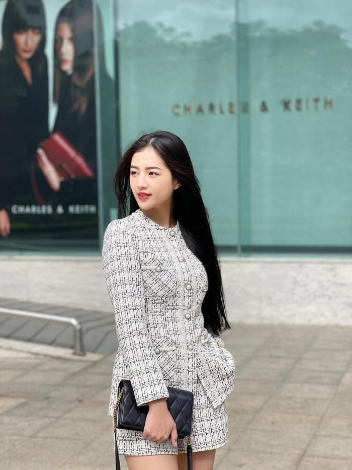 Bích Ngọc ghi điểm với visual cực sang chảnh khi checkin phố phường. Ở lần xuống phố này, nàng thơ khoe triệt đôi chân thon thả, làn da trắng mịn với outfits dạ kẻ caro trắng đen.