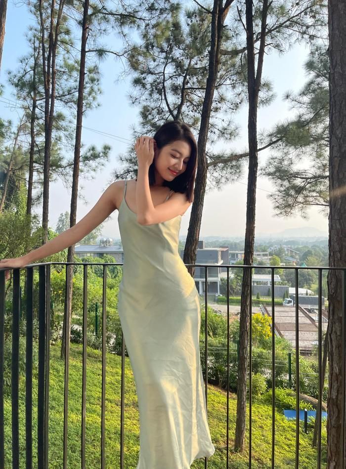 Đôi lúc cô Út Trong cũng gây xôn xao khi diện váy hai dây khoe khung xương quai xanh quyến rũ cùng đường cong hình thể.