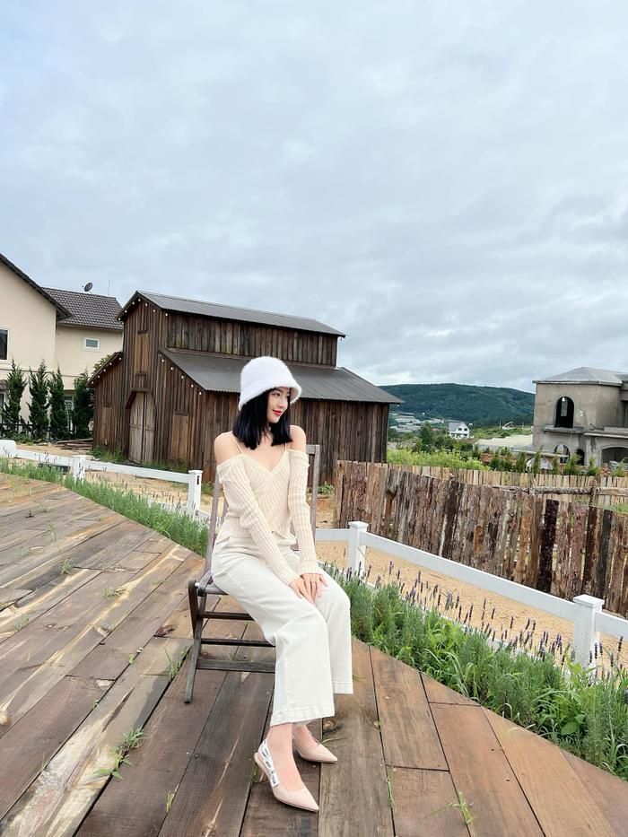 Bích Ngọc khoe sắc dịu dàng trên khung nền núi non Đà Lạt. Tạm biệt những mẫu váy tiểu thư, cô diện áo dệt bẹt vai phô trọn đôi vai trần nõn nà phối cùng quần lửng năng động. 