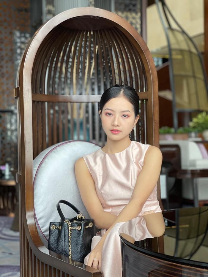 Những items điệu đà, nữ tính phủ đậm gam màu tươi sáng được người đẹp sinh năm 1997 ưu ái khoác lên mình mỗi khi gặp gỡ bạn bè.