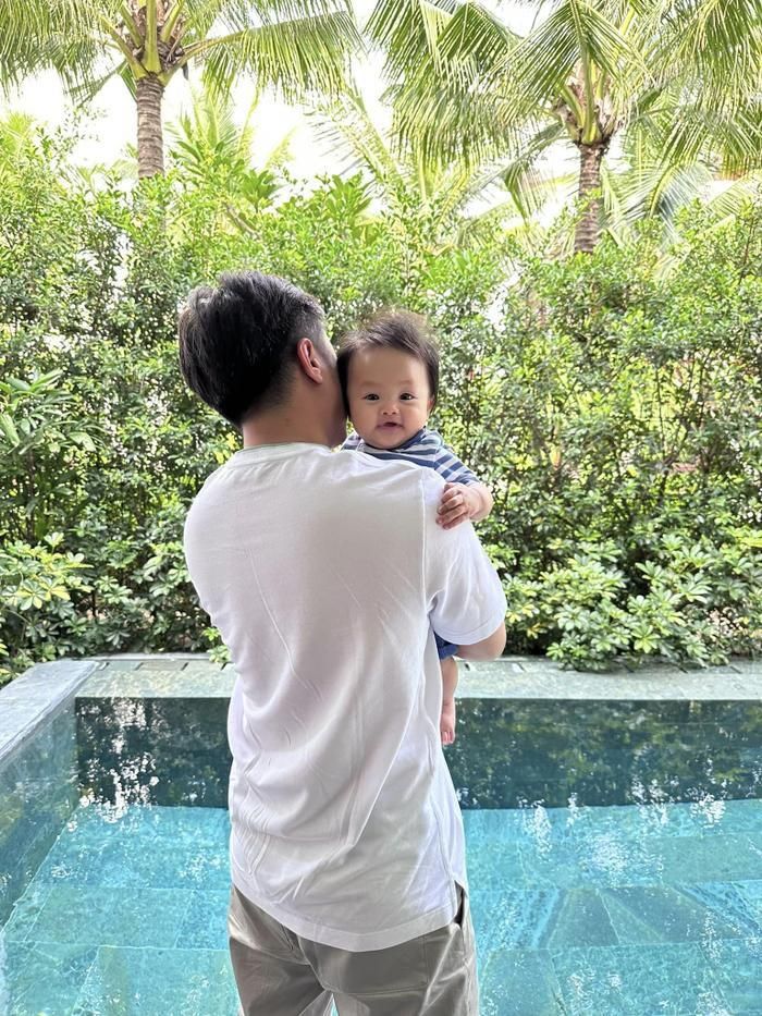 Trên mạng xã hội, Cường Đô La thường xuyên chia sẻ những khoảnh khắc bình dị khi chăm sóc các con. 