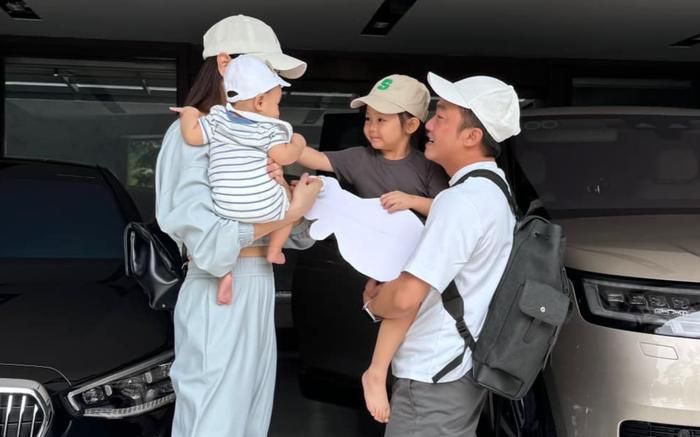 Ái nữ Suchin liên tục có những cử chỉ ngọt ngào dành cho em trai, "đốn tim" netizen vì quá đỗi đáng yêu. 