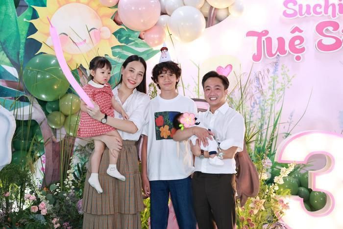 Cuộc sống giàu có, hạnh phúc của Cường Đô La và Đàm Thu Trang bên cạnh các con khiến nhiều người ngưỡng mộ. 
