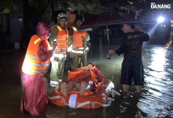 Lực lượng vũ trang trên địa bàn thành phố giúp người dân khu vực thấp trũng tại phường Hòa Khánh Nam di chuyển đến nơi an toàn vào tối 13-10. Ảnh: H.T