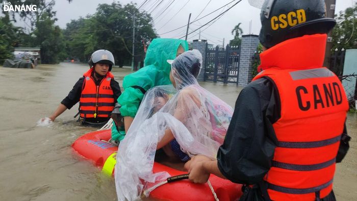 Người gia, phụ nữ và trẻ em sống tại khu vực thấp trũng trên địa bàn quận Liên Chiểu được ưu tiên đưa đến nơi an toàn trước nhất.