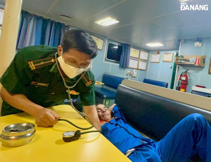 Lực lượng quân y của Bộ đội Biên phòng thành phố chăm sóc sức khỏe cho ngư dân tàu cá TH 90929 TH gặp nạn.