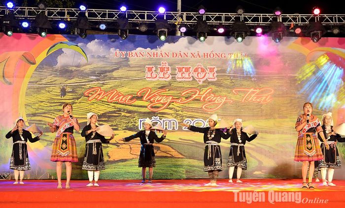 Chương trình văn nghệ mang bản sắc địa phương.