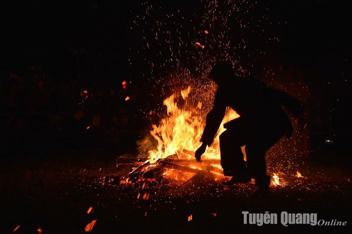 Hồng Thái tổ chức nghi lễ nhảy lửa của người Dao tiền.