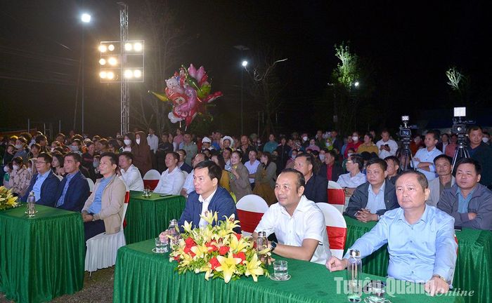 Các đại biểu, nhân dân, du khách tham dự khai mạc Lễ hội Mùa vàng Hồng Thái.