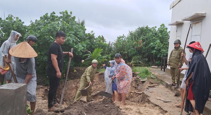 Các lực lượng, người dân địa phương tham gia khắc phục tạm thời các điểm sạt lở 