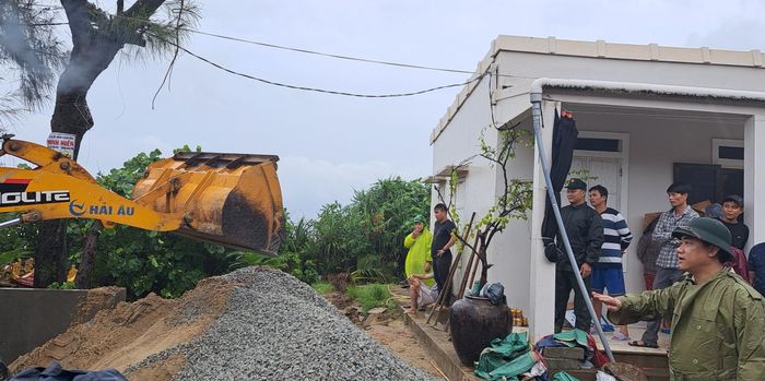 UBND xã Phú Diên huy động lực lượng, vật tư, khắc phục nhanh điểm sạt lở 