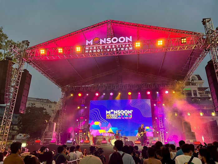 Ban nhạc Galaxy Express biểu diễn mở màn.