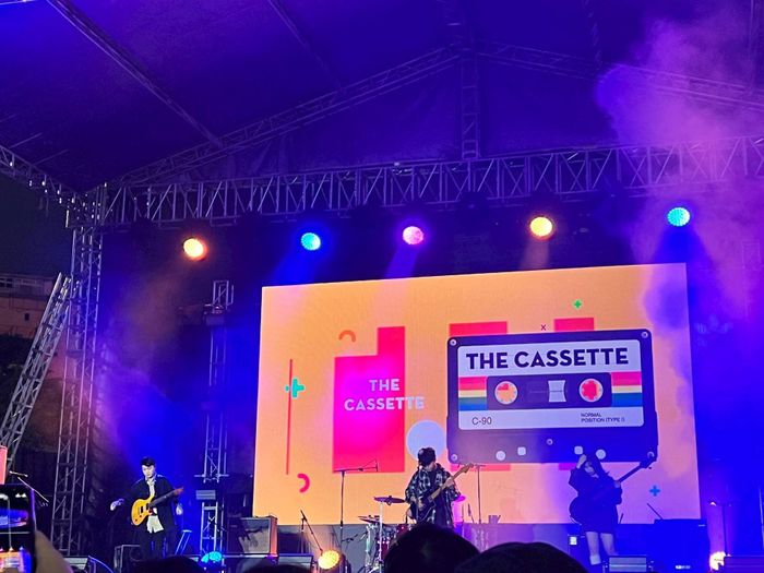 Ban nhạc The Cassette biểu diễn.