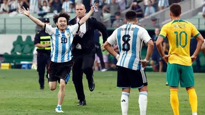 Một fan cuồng Trung Quốc nhảy vào sân ở trận Argentina vs Úc trên đất Trung Quốc hồi tháng Sáu