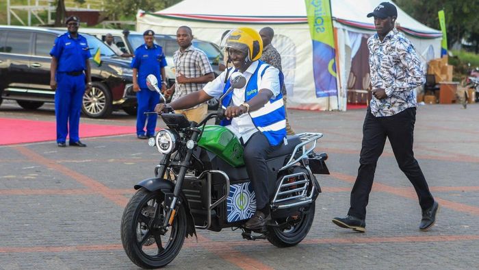Tổng thống William Ruto lái chiếc mô tô điện Spiro trong buổi lễ ra mắt sáng kiến toàn quốc ở Mombasa, Kenya. (Ảnh: AFP)