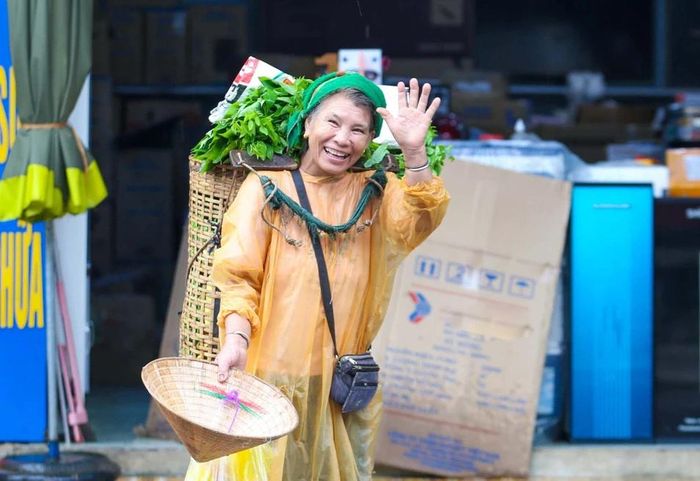 Một nụ cười "tỏa nắng" và cái vẫy tay chào thân thiện của phụ nữ vùng rẻo cao Kỳ Sơn. Ảnh: Đình Tuyên