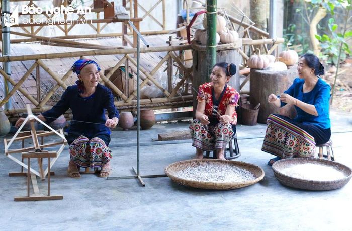 Miền Tây xứ Nghệ được biết đến với những nét đẹp đơn sơ từ hoa lá, cây cỏ, núi non cho đến con người. Tất cả đều mang những nét bình dị. Nhưng với tôi, có lẽ điều đẹp nhất nơi đây đó chính là nụ cười của những người phụ nữ trong lao động sản xuất. Ảnh: Đình Tuyên