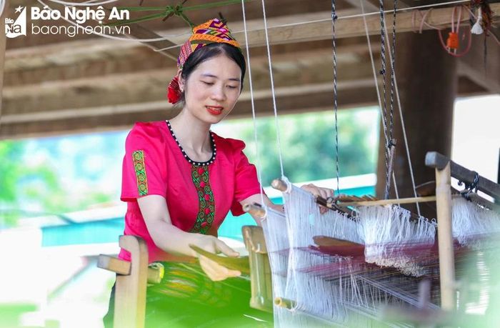 Phụ nữ vùng cao có sức hút riêng, thể hiện từ ánh mắt ngại ngùng, nụ cười e thẹn hay gương mặt lấm tấm mồ hôi trong lao động sản xuất. Ảnh: Đình Tuyên