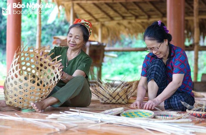 Ngày nay, tại các huyện miền núi Nghệ An, đời sống của bà con nông dân nói chung, phụ nữ nói riêng đã được cải thiện rất nhiều, nhưng vẫn còn đó không ít khó khăn. Với tinh thần vượt khó, dám nghĩ, dám làm, nhiều chị em đã cố gắng học hỏi, thay đổi tư duy sản xuất... Nhằm tạo thêm việc làm, nâng cao thu nhập cho gia đình. Trong ảnh: Các bà, các mẹ ở Bản Diềm, xã Châu Khê, huyện Con Cuông không ngừng học hỏi, sáng tạo đưa những nét mới vào từng sản phẩm mây tre đan của mình. Ảnh: Đình Tuyên