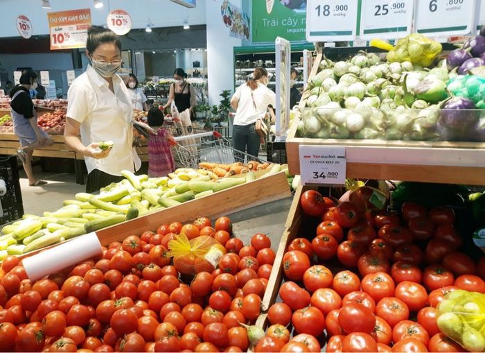 Người tiêu dùng mua hàng giảm giá tại siêu thị Co.op Mart Hà Đông.