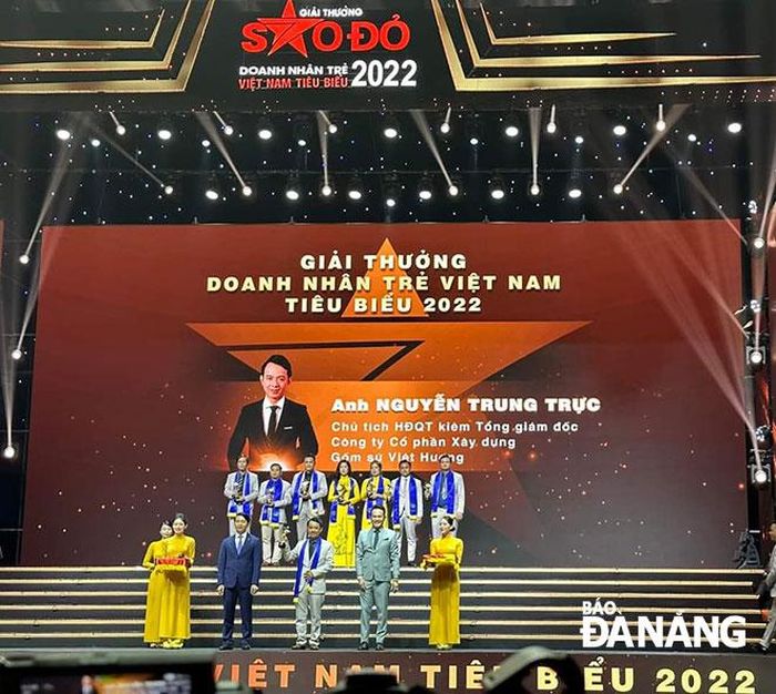 Anh Nguyễn Trung Trực, Chủ tịch HĐQT Công ty CP Xây dựng gốm sứ Việt Hương nhận giải thưởng Sao đỏ năm 2022. Ảnh: T.Y